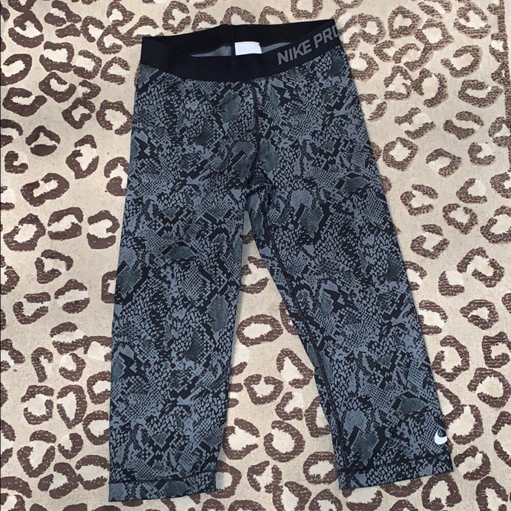 Nike pro cropped snake skin leggings